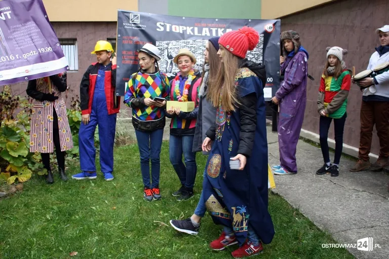 Przemarsz młodych aktorów ulicami miasta (zdjęcia)