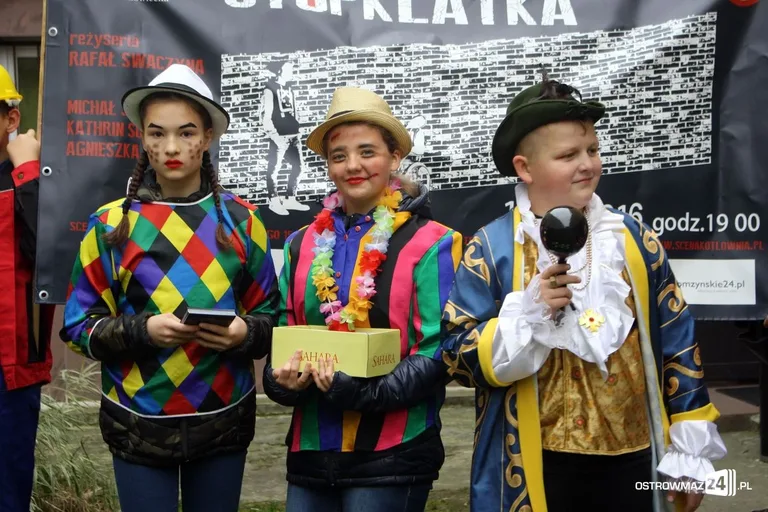 Przemarsz młodych aktorów ulicami miasta (zdjęcia)