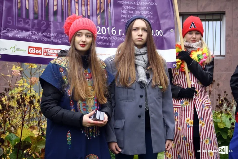 Przemarsz młodych aktorów ulicami miasta (zdjęcia)