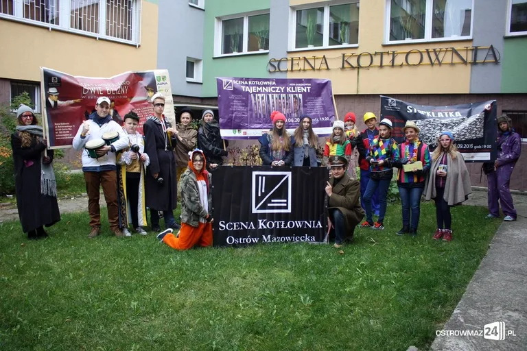 Przemarsz młodych aktorów ulicami miasta (zdjęcia)