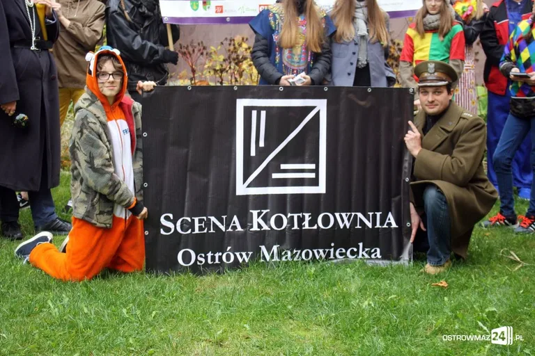 Przemarsz młodych aktorów ulicami miasta (zdjęcia)