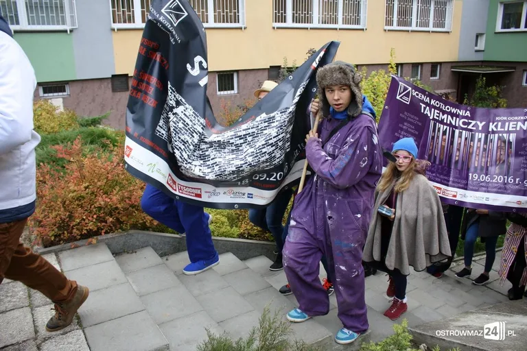 Przemarsz młodych aktorów ulicami miasta (zdjęcia)