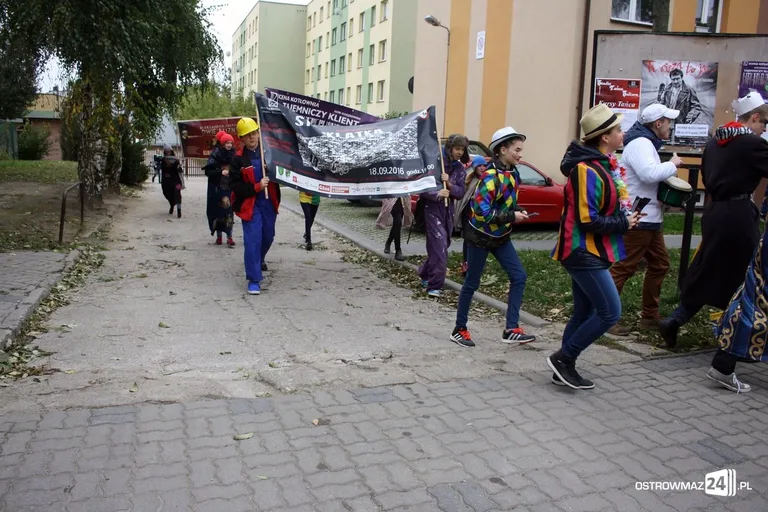 Przemarsz młodych aktorów ulicami miasta (zdjęcia)