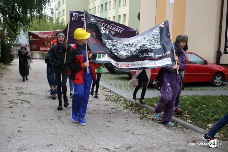 Przemarsz młodych aktorów ulicami miasta (zdjęcia)