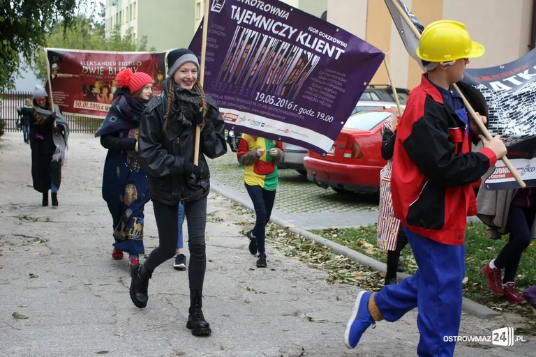 Przemarsz młodych aktorów ulicami miasta (zdjęcia)