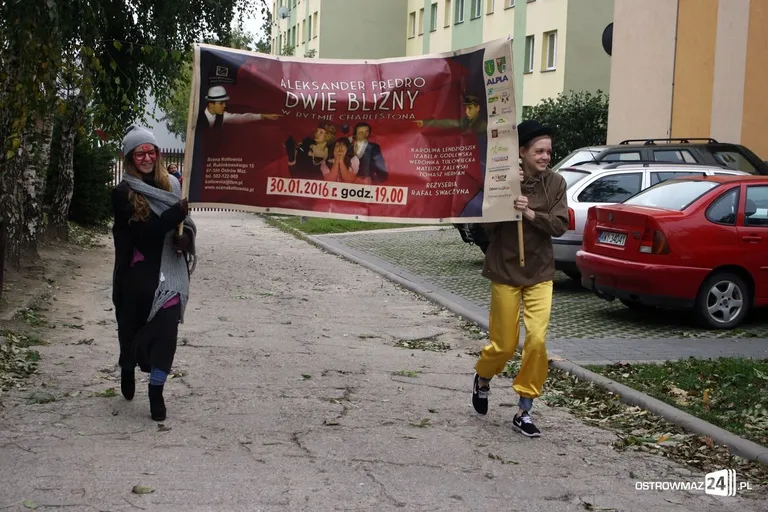 Przemarsz młodych aktorów ulicami miasta (zdjęcia)