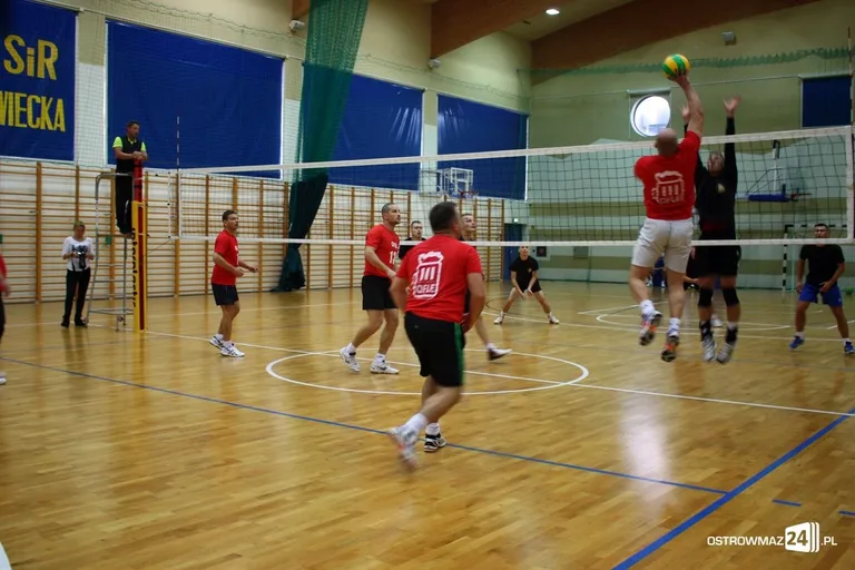 Wystartowała ostrowska liga siatkówki (zdjęcia)