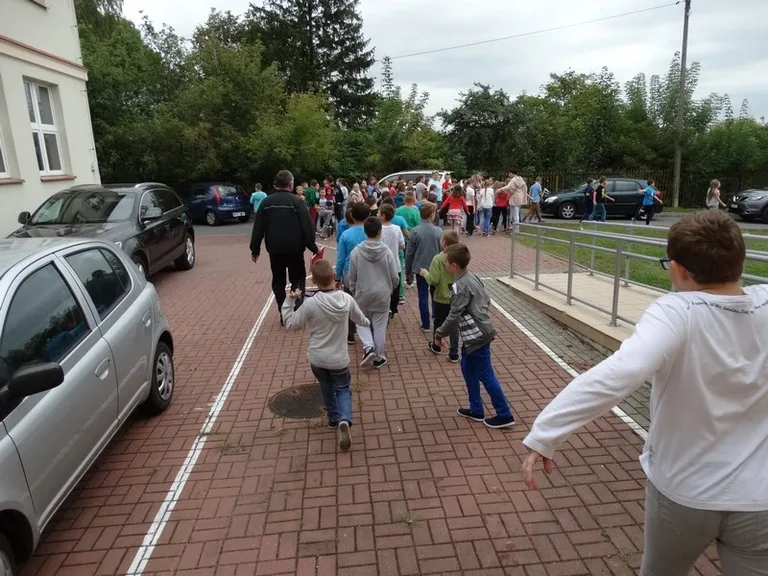 Próbna ewakuacja szkoły (zdjęcia)