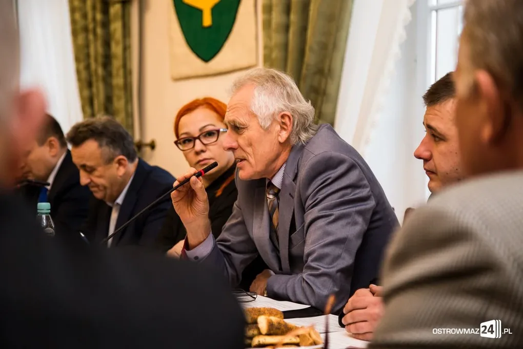 Dyskusje o stypendiach i nasycalni na sesji (zdjęcia)