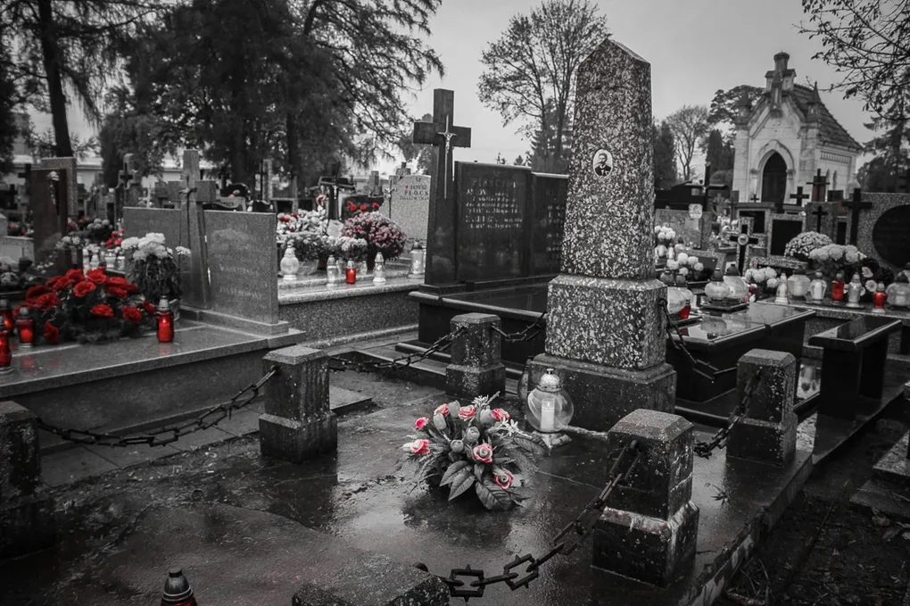 Z wizytą na ostrowskim cmentarzu (zdjęcia)