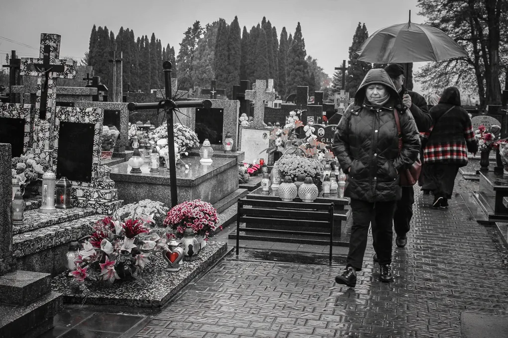 Z wizytą na ostrowskim cmentarzu (zdjęcia)