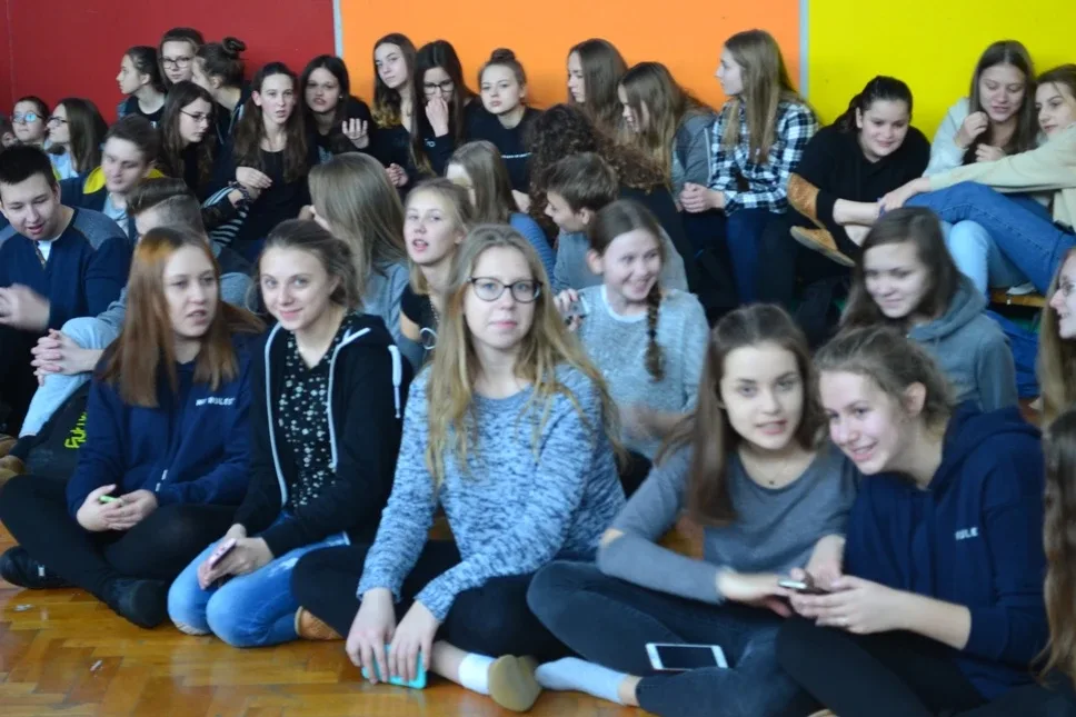 Tajemniczy obrzęd w ZSP nr 3 (zdjęcia)