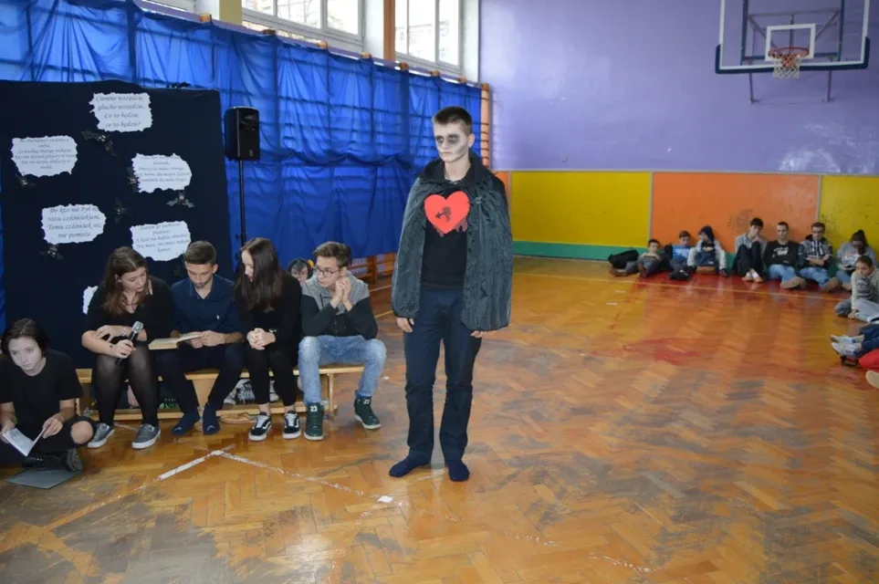 Tajemniczy obrzęd w ZSP nr 3 (zdjęcia)