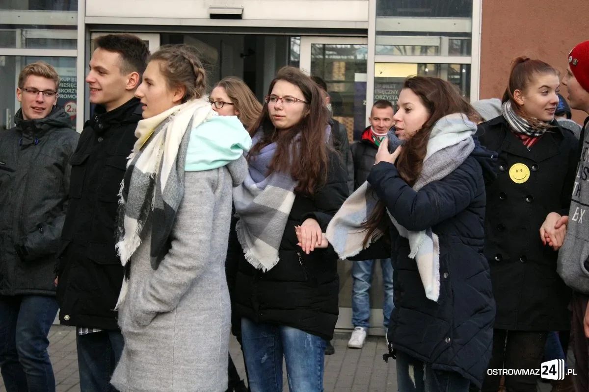 Ostrowianie z uśmiechem na dworcu PKS (zdjęcia, wideo)