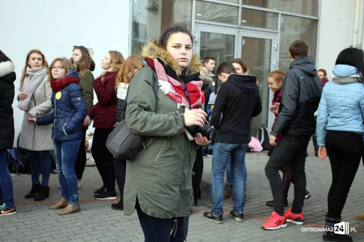 Ostrowianie z uśmiechem na dworcu PKS (zdjęcia, wideo)