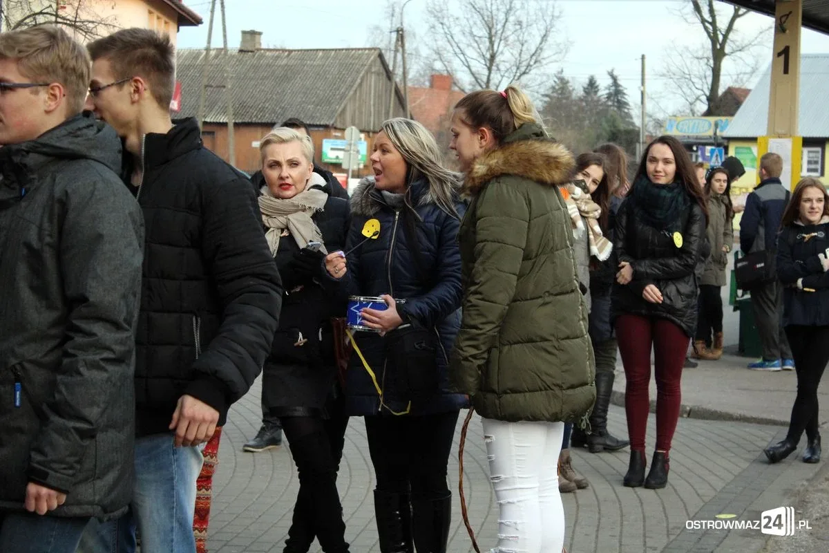 Ostrowianie z uśmiechem na dworcu PKS (zdjęcia, wideo)