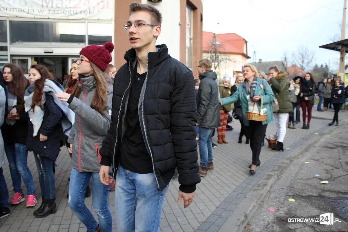Ostrowianie z uśmiechem na dworcu PKS (zdjęcia, wideo)