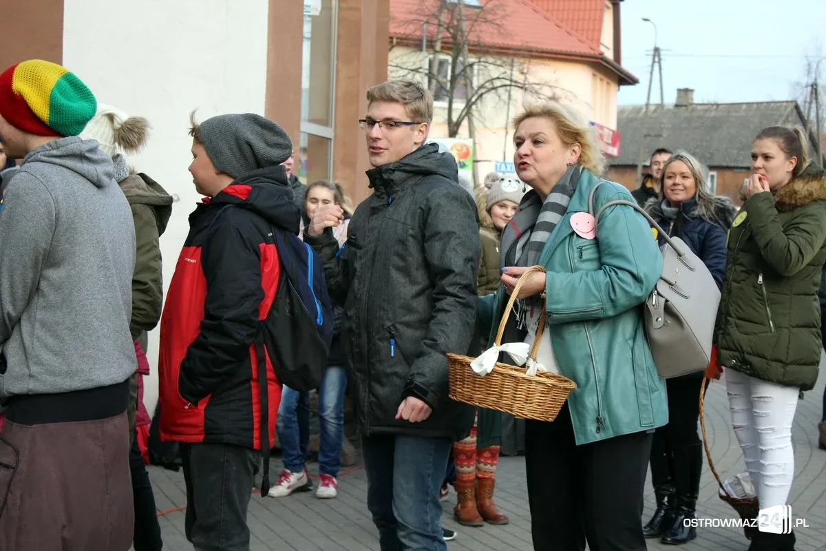 Ostrowianie z uśmiechem na dworcu PKS (zdjęcia, wideo)