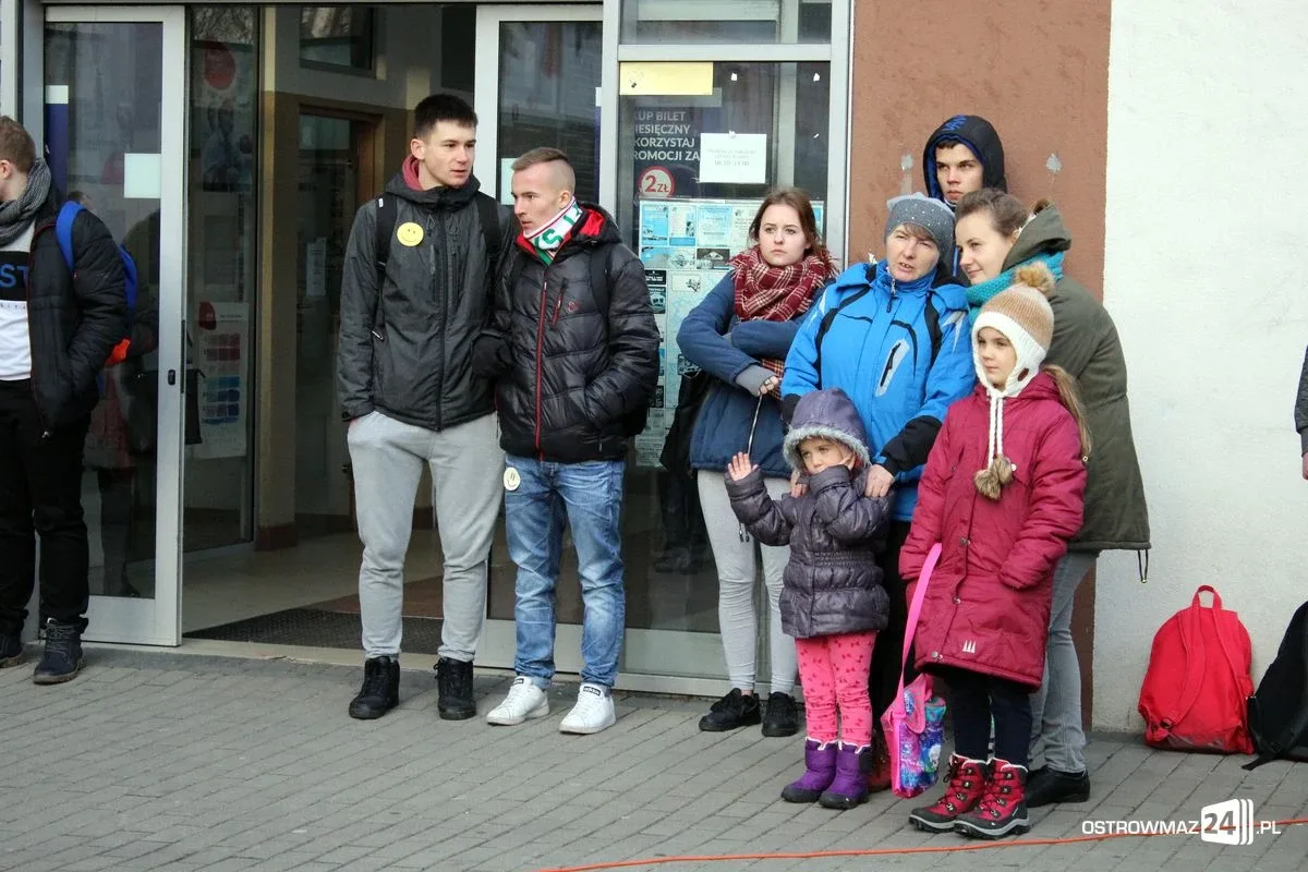 Ostrowianie z uśmiechem na dworcu PKS (zdjęcia, wideo)