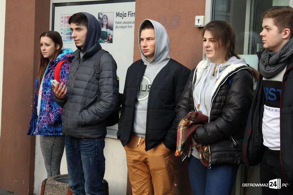 Ostrowianie z uśmiechem na dworcu PKS (zdjęcia, wideo)