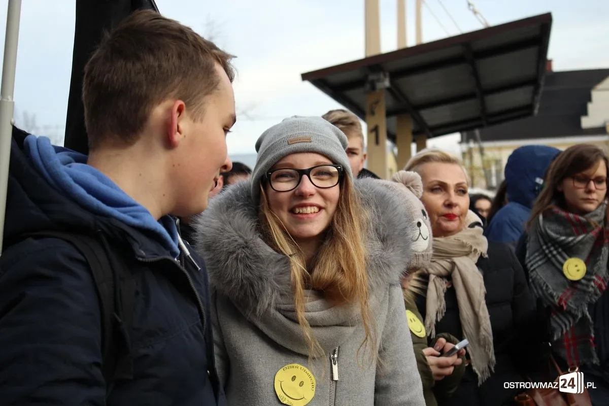 Ostrowianie z uśmiechem na dworcu PKS (zdjęcia, wideo)