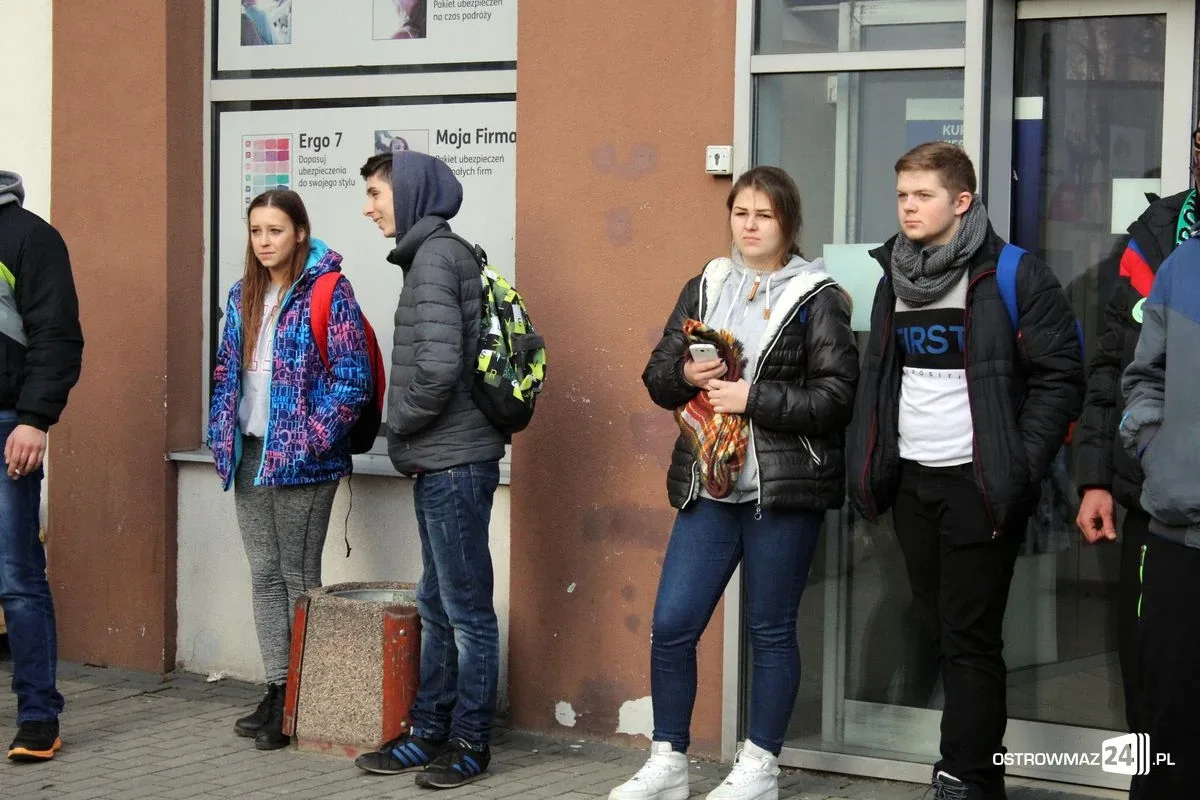 Ostrowianie z uśmiechem na dworcu PKS (zdjęcia, wideo)