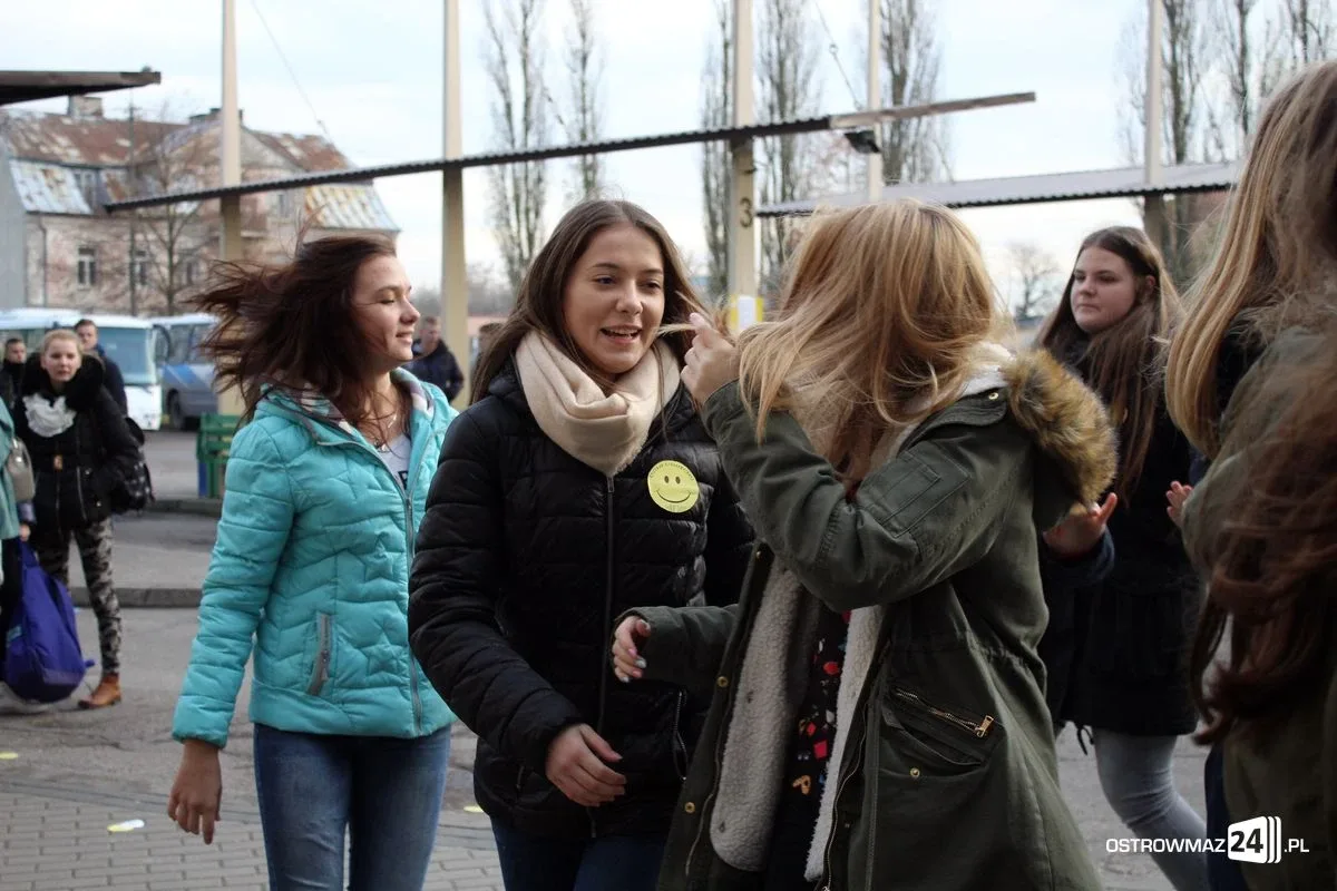Ostrowianie z uśmiechem na dworcu PKS (zdjęcia, wideo)