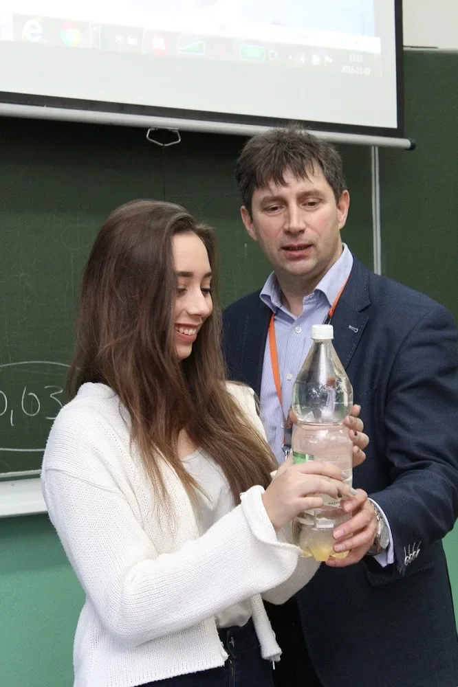 O prawie Archimedesa w Zespole Szkół nr 1 (zdjęcia)