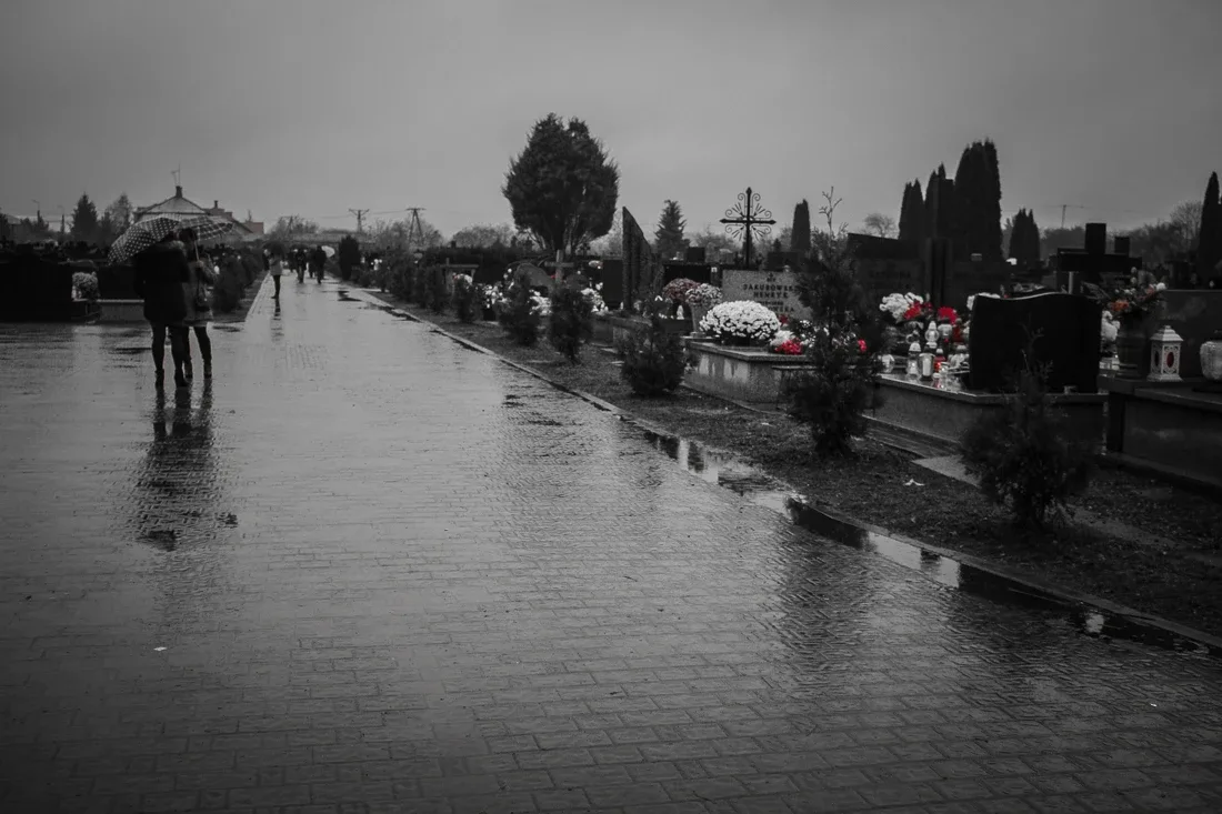 Z wizytą na ostrowskim cmentarzu (zdjęcia)