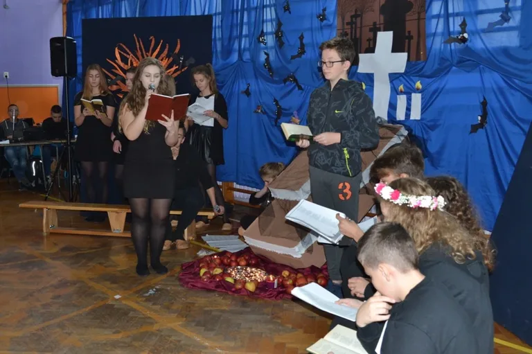 Tajemniczy obrzęd w ZSP nr 3 (zdjęcia)