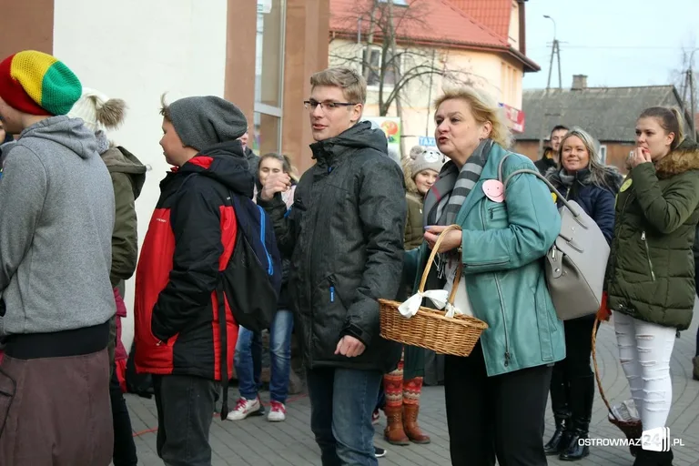 Ostrowianie z uśmiechem na dworcu PKS (zdjęcia, wideo)