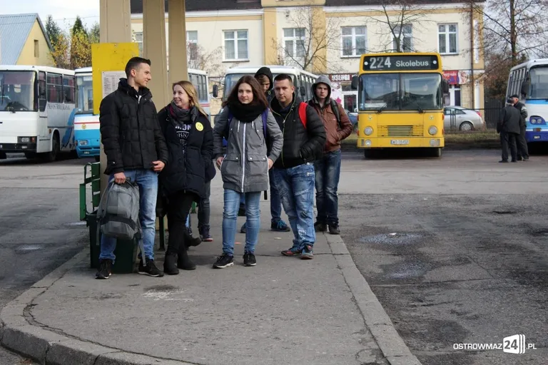 Ostrowianie z uśmiechem na dworcu PKS (zdjęcia, wideo)