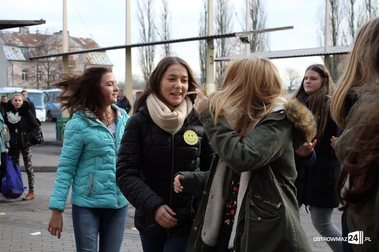 Ostrowianie z uśmiechem na dworcu PKS (zdjęcia, wideo)