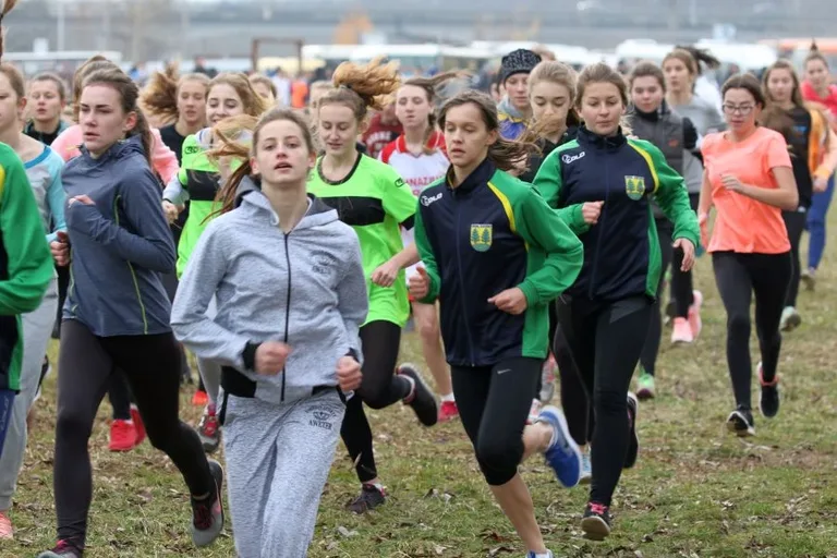 Biegacze z medalami i awansami (zdjęcia, wideo)
