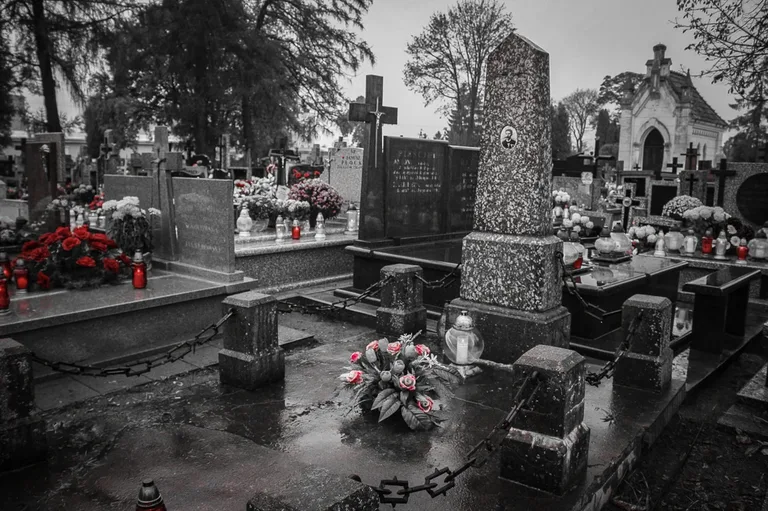 Z wizytą na ostrowskim cmentarzu (zdjęcia)