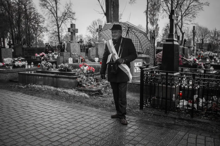 Z wizytą na ostrowskim cmentarzu (zdjęcia)
