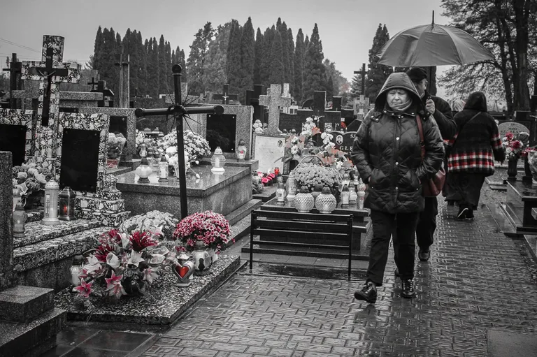 Z wizytą na ostrowskim cmentarzu (zdjęcia)