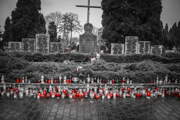 Z wizytą na ostrowskim cmentarzu (zdjęcia)