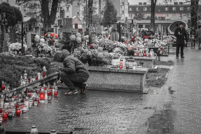 Z wizytą na ostrowskim cmentarzu (zdjęcia)