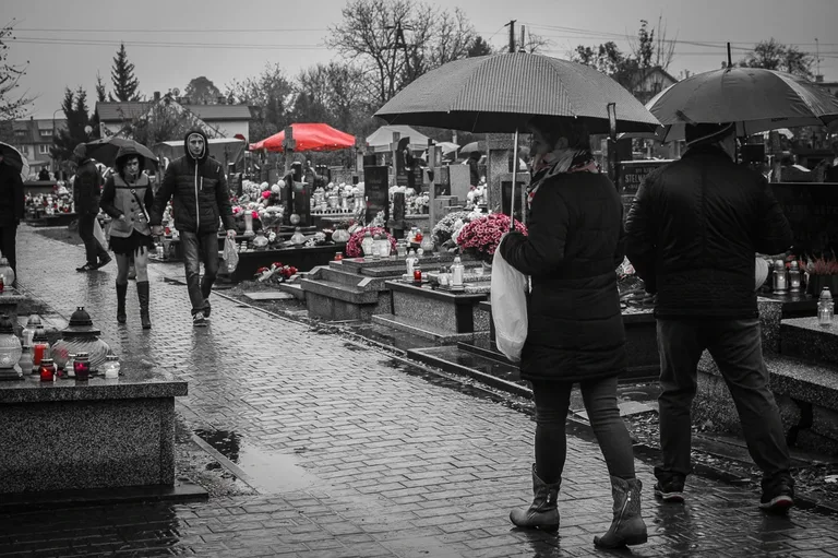 Z wizytą na ostrowskim cmentarzu (zdjęcia)