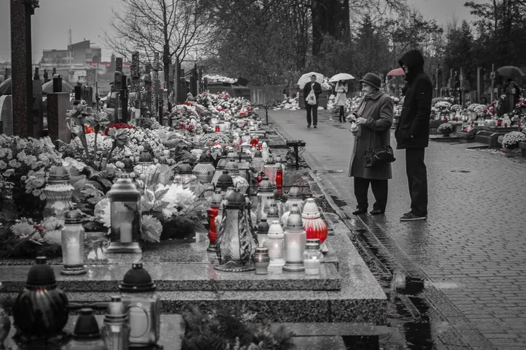Z wizytą na ostrowskim cmentarzu (zdjęcia)