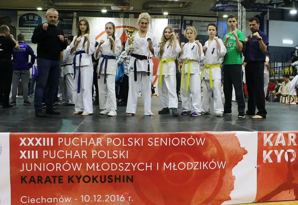 Grudniowe sukcesy ostrowskich karateków (zdjęcia)