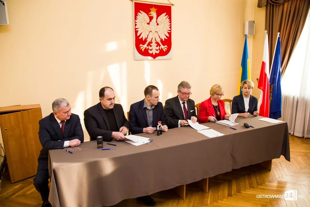Powiat ostrowski podpisał umowę z ramach współpracy transgranicznej (zdjęcia)