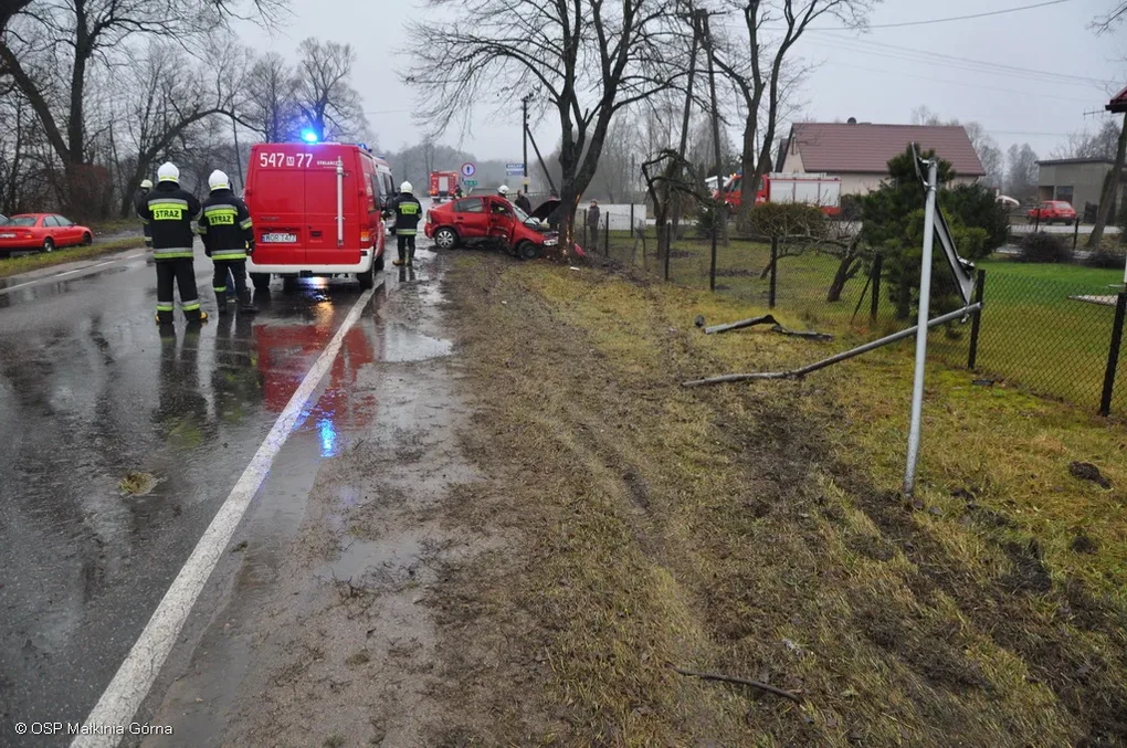 Opel uderzył w drzewo (zdjęcia)