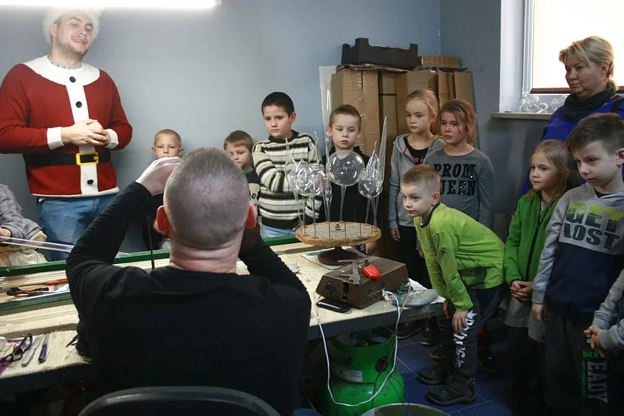Uczniowie ostrowskiej "Czwórki" na wycieczce w fabryce bombek (zdjęcia)