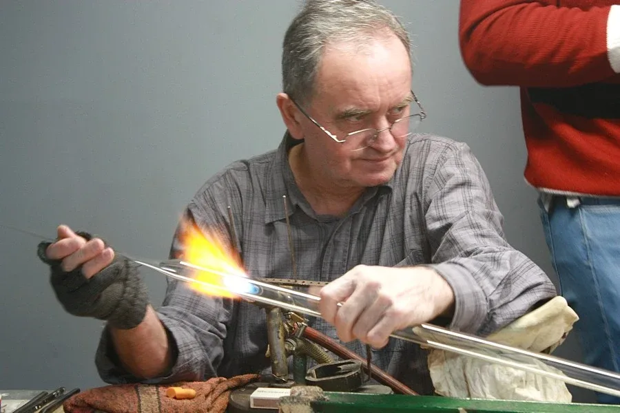 Uczniowie ostrowskiej "Czwórki" na wycieczce w fabryce bombek (zdjęcia)