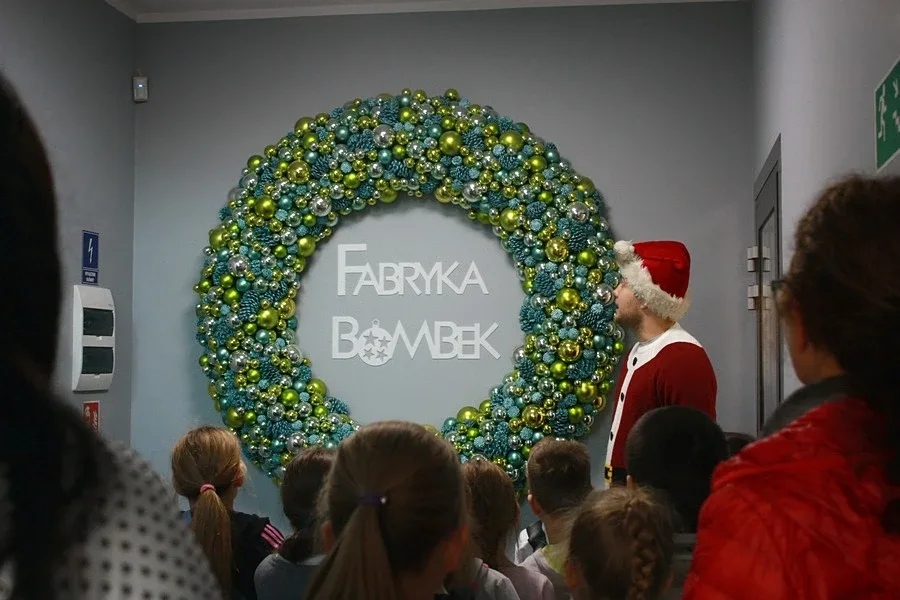 Uczniowie ostrowskiej "Czwórki" na wycieczce w fabryce bombek (zdjęcia)