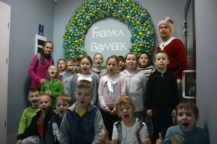 Uczniowie ostrowskiej "Czwórki" na wycieczce w fabryce bombek (zdjęcia)
