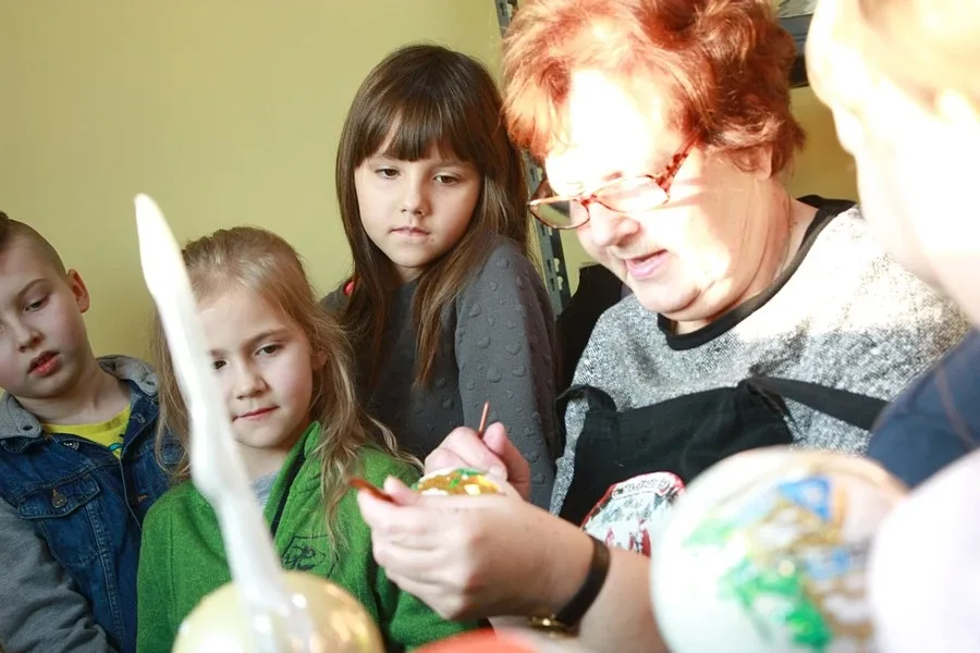 Uczniowie ostrowskiej "Czwórki" na wycieczce w fabryce bombek (zdjęcia)