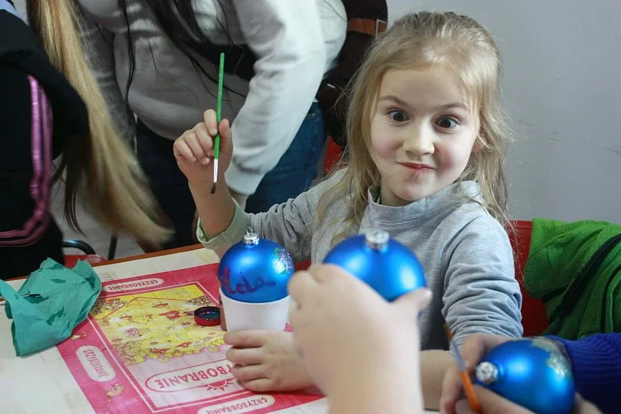 Uczniowie ostrowskiej "Czwórki" na wycieczce w fabryce bombek (zdjęcia)
